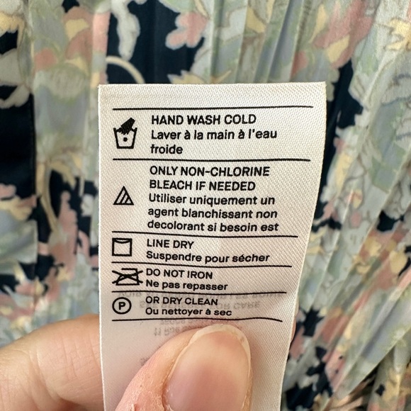 VINCE | Lotus Pleated Blue Floral Satin Contemporary Crinkle Blouse | Large - Picture 8 of 8